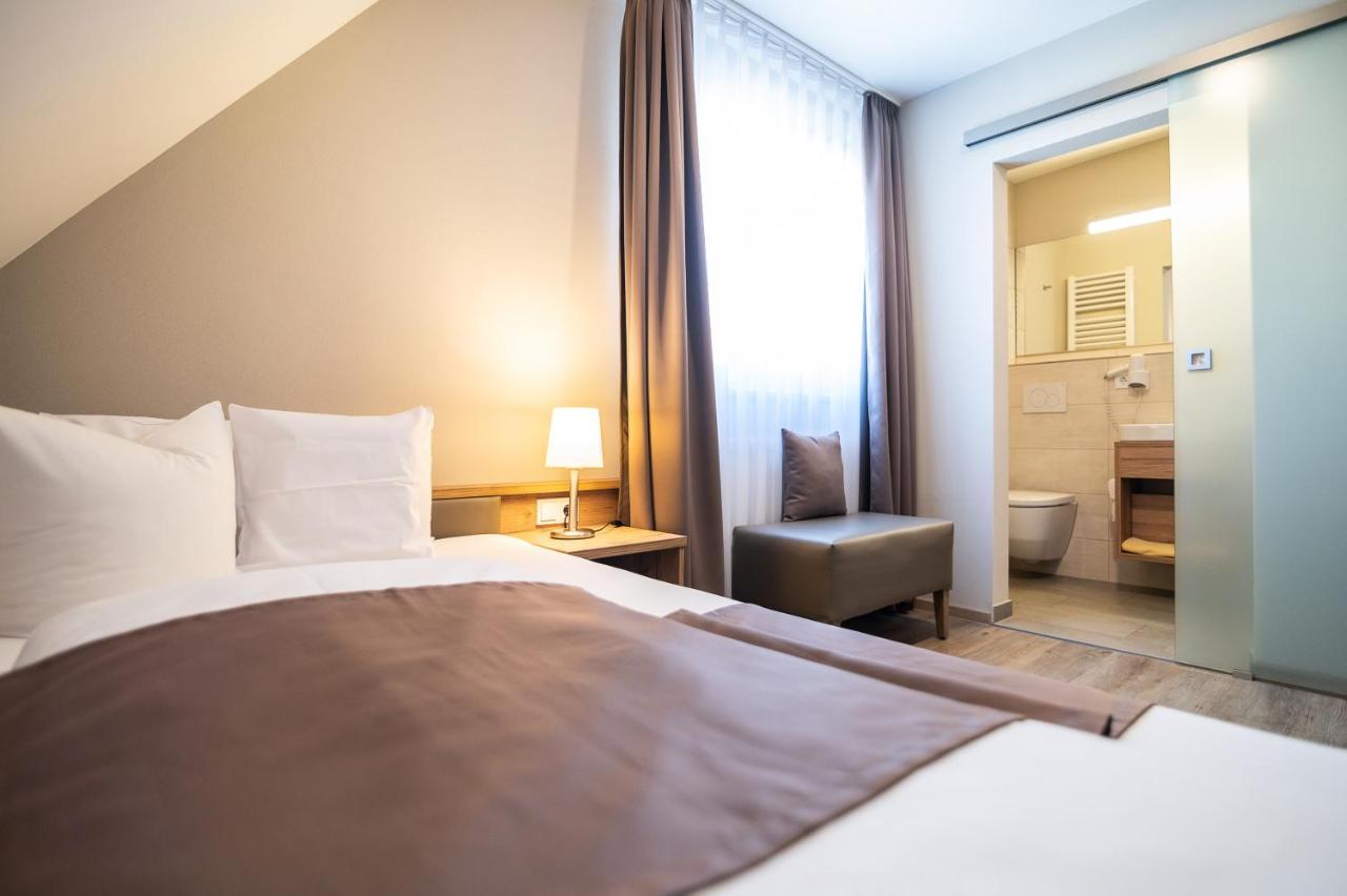 Hotel-Gasthof Neue Post Leutershausen  Bagian luar foto