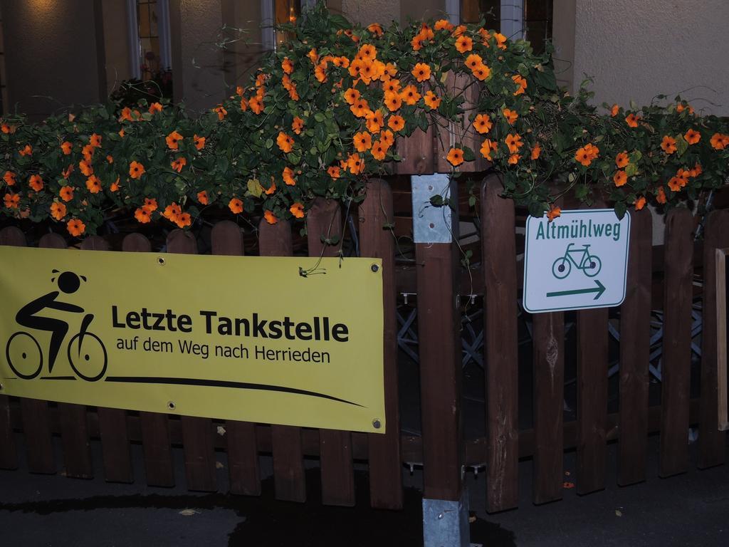 Hotel-Gasthof Neue Post Leutershausen  Bagian luar foto