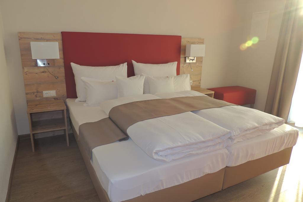 Hotel-Gasthof Neue Post Leutershausen  Bagian luar foto