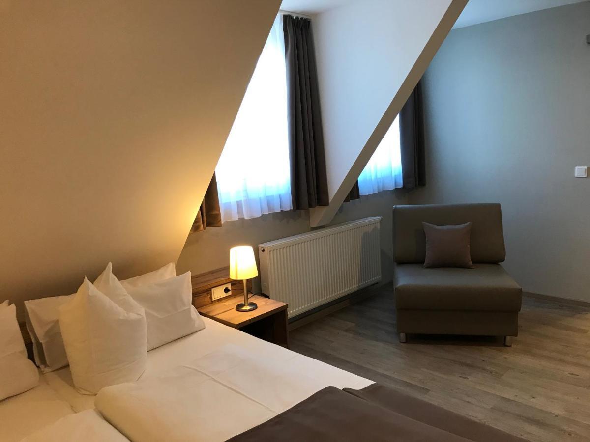 Hotel-Gasthof Neue Post Leutershausen  Bagian luar foto